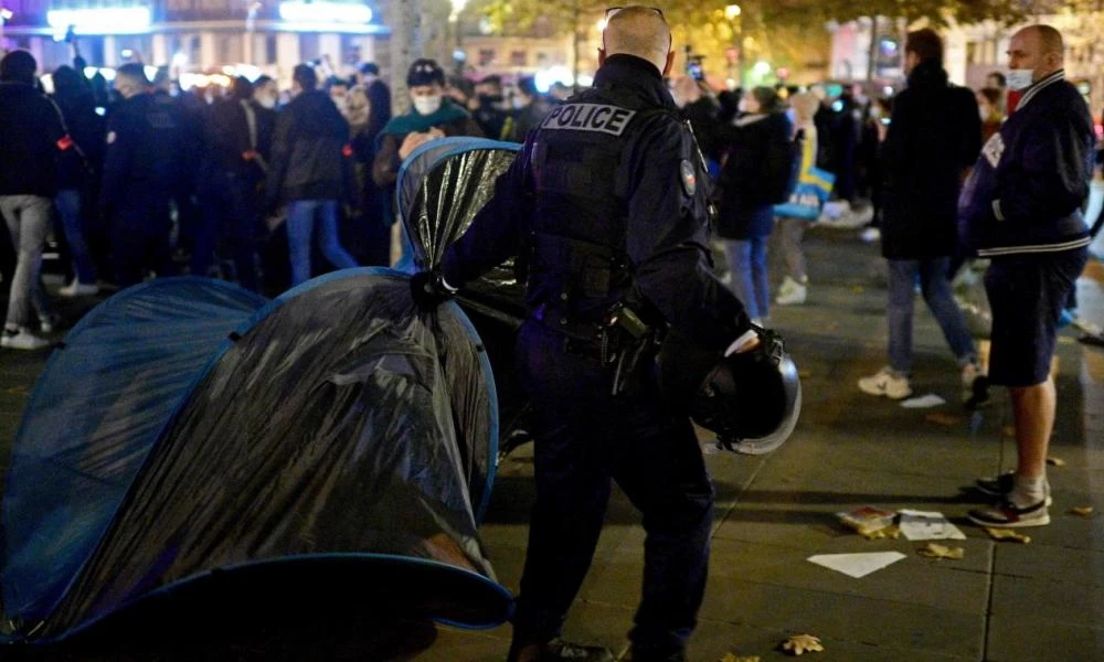 Συμπλοκή μεταναστών με αστυνομία στη καρδιά του Παρισιού